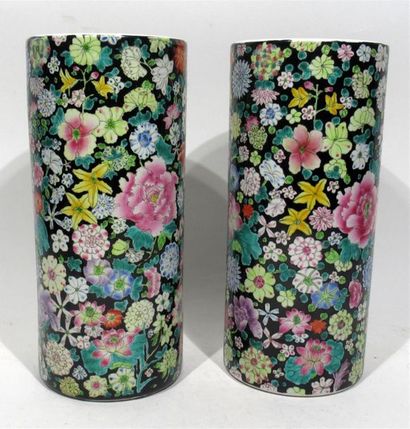 null Paire de vases "rouleau" en porcelaine à décor de fleurs polychromes sur fond...