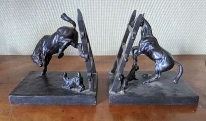 null Gaston d'ILLIERS (1876-1932) 
Paire de serre-livres en bronze à patine noire...