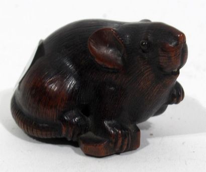 null Okimono en buis sculpté représentant un rat, Japon. Signé 
L 4cm
