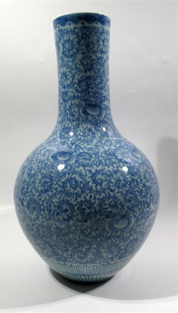null Important vase à panse ronde et col tubulaire en porcelaine de Chine, moderne,...