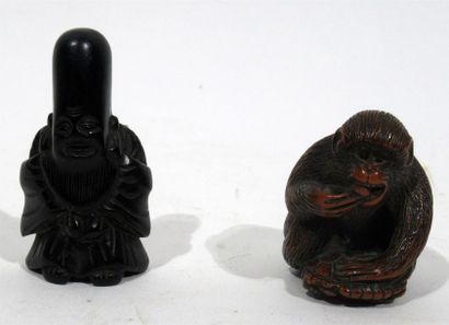 null Lot : un okimono en buis sculpté d'un singe et d'une tortue H 3,5cm et un netsuke...