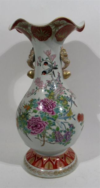 null VASE de forme balustre en porcelaine à décor de pivoines, papillons et oiseaux...