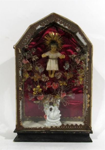 null Petite vitrine en forme d'autel contenant une figurine en cire teintée du Christ,...