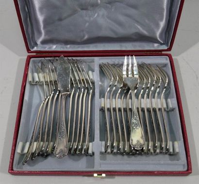 null PARTIE DE MÉNAGERE en métal argenté modèle Rocaille comprenant 12 grandes fourchettes,...