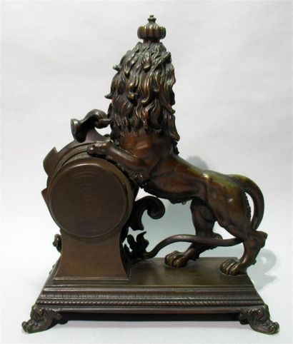 null H. LUPPENS (actif milieu XIXe)
Pendule en bronze à décor d'un lion couronée....