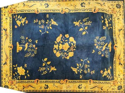 null CHINE, XXe
TAPIS en laine à décor de fleurs sur fond bleu.
(Usures et taches)
283...