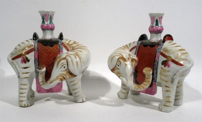 null Paire de bougeoirs en porcelaine en forme d'éléphants caparaçonnés
Travail chinois...