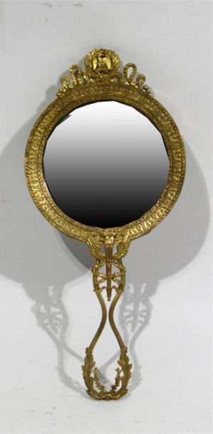 null Petit miroir circulaire face à main en bronze à décor de palmettes et surmonté...