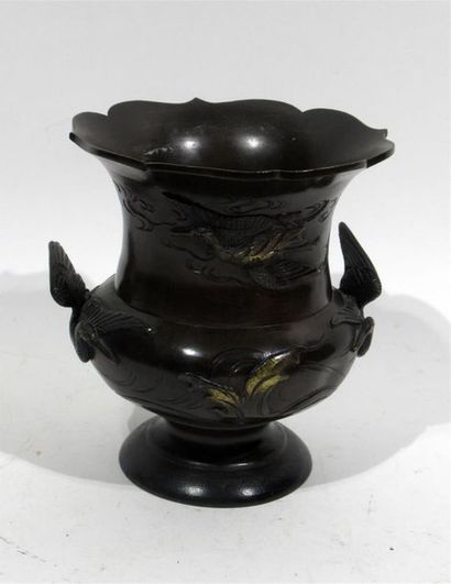 null JAPON, XXème
Vase en bronze à patine brune à décor de grue en vol. porte un...