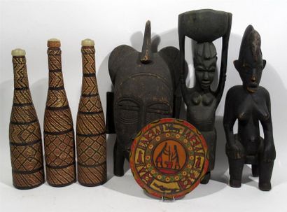 null Lot de d'objets africains comprenant sculptures, assiette malgache et bouteille...