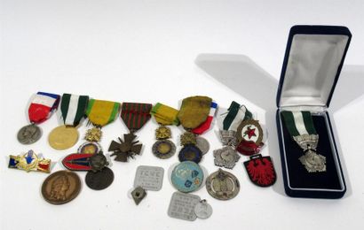null Lot de médailles et insignes comprenant LOUIS XIV LE GRAND ou LE ROI SOLEIL...