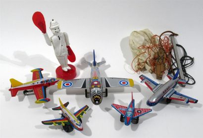 null Lot de jouets comprenant des avions en tole lithographiée, un policier (dans...