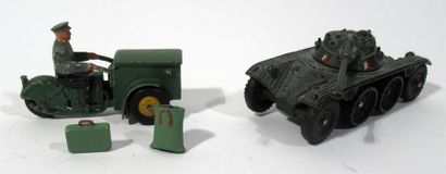 null DINKY TOYS
 EBHR Panhard ref 80A
On y joint un triporteur militaire. (Usures)...