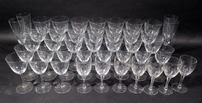 null PARTIE DE SERVICE DE VERRES en cristal comprenant 10 verres à eau, 11 verres...