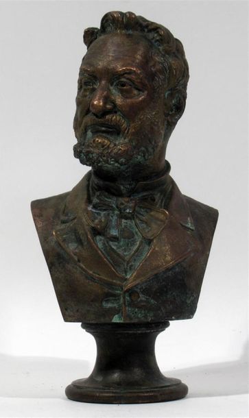 null Ecole FRANCAISE du XIXème sècle 
"Buste d'homme"
Epreuve en bronze signée L....
