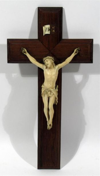 null CRUCIFIX avec Christ janséniste en croix en ivoire portant un perisonium et...