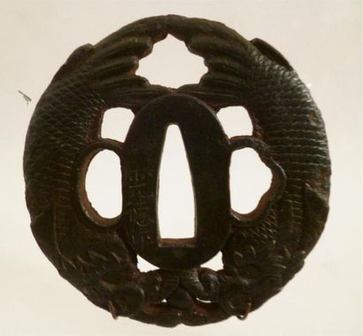 null Tsuba Kawari gata en fer ajouré de deux poissons -dragons (messagers du Palais...