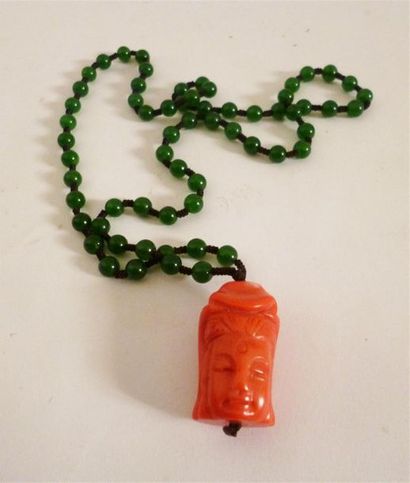 null Collier en jade vert et pendentif en corail en forme de tête de Bodhisattva...