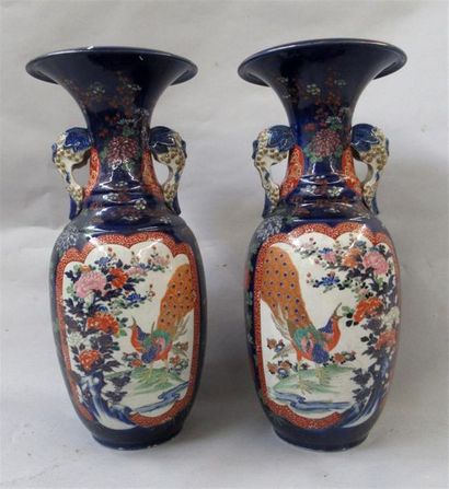 null Paire de grands vases à col évasé en porcelaine, Chine, XXe, la panse à décor...