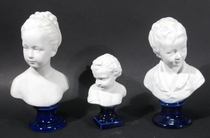 null THARAUD à LIMOGES
Suite de trois bustes en biscuit sur base bleu de Sèvres représentant...