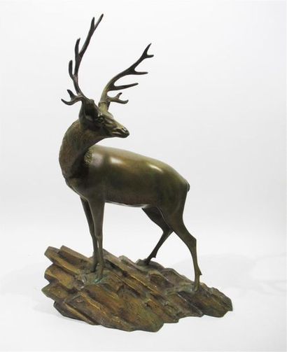 null George LAVROFF (1895-1991),
"Cerf sur un rocher"
Epreuve en bronze à patine...