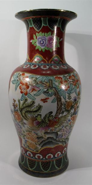 null Important vase en porcelaine à décor de scènes animées en réserve sur fond rouge...