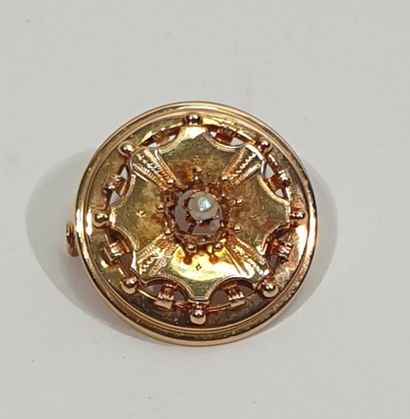 null BROCHE ronde en or rose 18 carats 750/1000e sertie d'une petite perle en son...