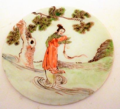 null Plaque décorative de forme ronde en porcelaine délicatement peinte d'un jeune...