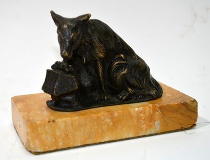 null School of the XXth century
"Loup se léchant la patte"
Bronze with golden patina...
