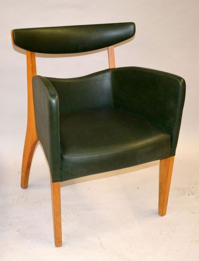 null Suite de six chaises à assise et dossier en simili cuir vert - Travail scandinave,...