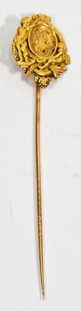 null 18 K (750/oo) yellow gold hatpin decorated with a ciphered cartouche with two...