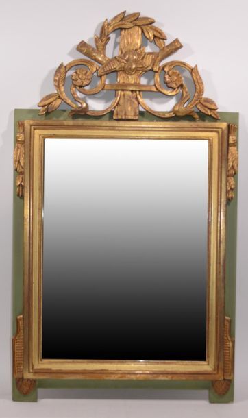null Miroir d'applique, le cadre en bois doré et laqué vert surmonté d'un fronton...