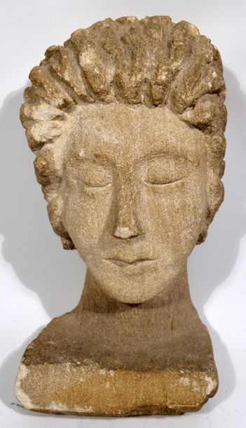 null WOMAN'S HEAD in carved stone.
30 x 17 cm