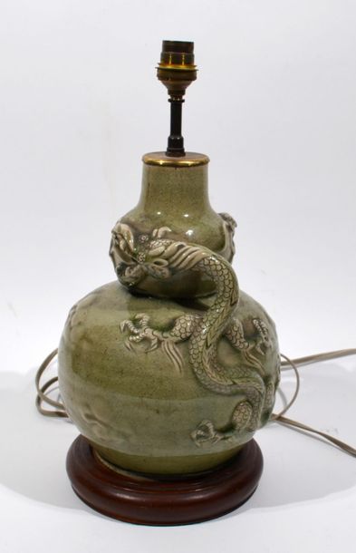 null CHINE, XXème
Pied de lampe à décor de dragons sur fond craquelé vert olive....