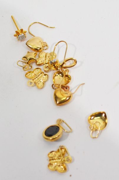null Set of gold scrap including 18 K (750/oo) yellow gold children's earrings -...