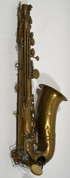 null MILLEREAU
Saxophone en laiton numéroté 9486 et gravé "Fr du conservatoire de...