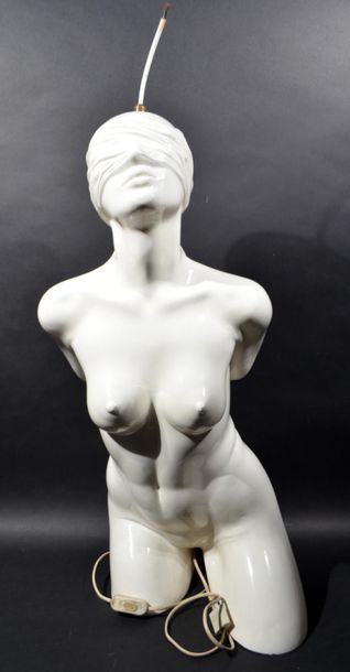 null LAMP STAND in white resin representing a blindfolded woman.
Modern work. 
(Missing...