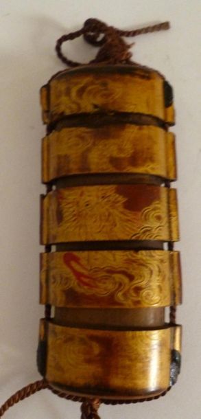 null Inro à 4 cases à décor en hiramakie de laque or d'un dragon enroulé dans les...