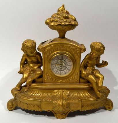 null GOLDEN METAL HANGER decorated with two putti looking at each other, the dial...