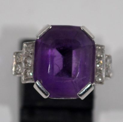 null Platinum ring surmounted by an emerald cut amethyst set with 10 small brilliant-cut...