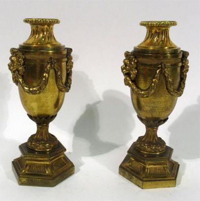 null Pair of candlesticks in bronze cassolettes with golden patina and decorated...