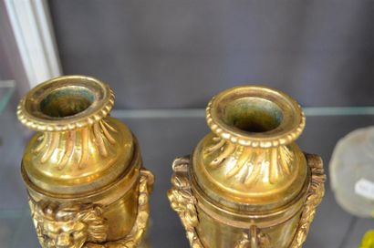null Paire de bougeoirs en cassolettes en bronze à patine dorée à décor de pots,...