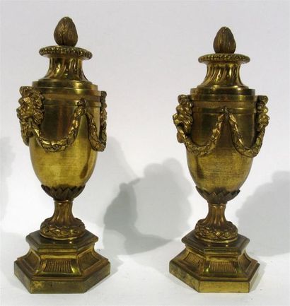 null Pair of candlesticks in bronze cassolettes with golden patina and decorated...