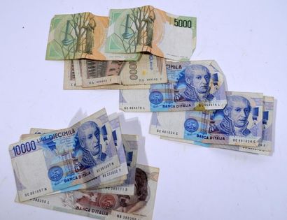 null Lot of 16 Italian lira banknotes demonetized