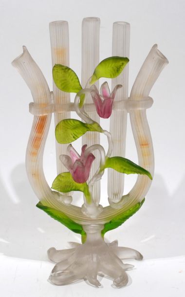 null VASE en forme de lyre en pate de verre polychrome à décor de fleurs en relief.
Travail...