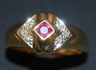 null RING in 18K yellow gold 750/1000e set with a ruby and three brilliants.
Gross...