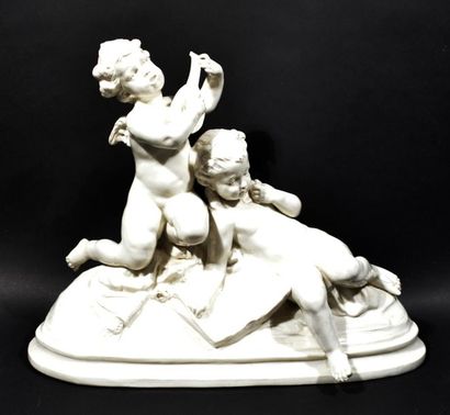 null CAPODIMONTE
Groupe en porcelaine vernissée représentant deux amours dont un...