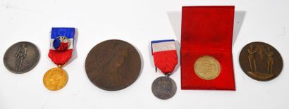 null Lot de médailles dont deux décoration république française, medaille de la ville...
