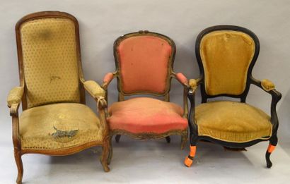 null Reunion de trois fauteuils comprenant : 
- un fauteuil d'Epoque Louis XV (accident...