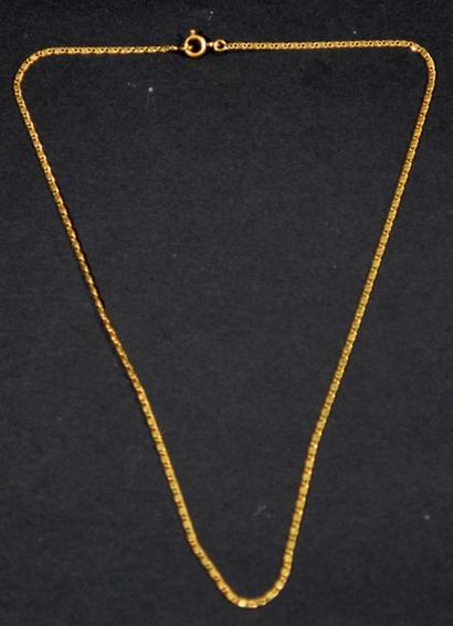 null 585/1000e yellow gold chain with interlocking links.
Length: 43.5 cm.
Weight:...